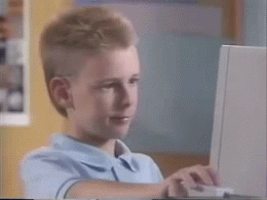 παιδί που κάνει thumbs up μπροστά σε υπολογιστή