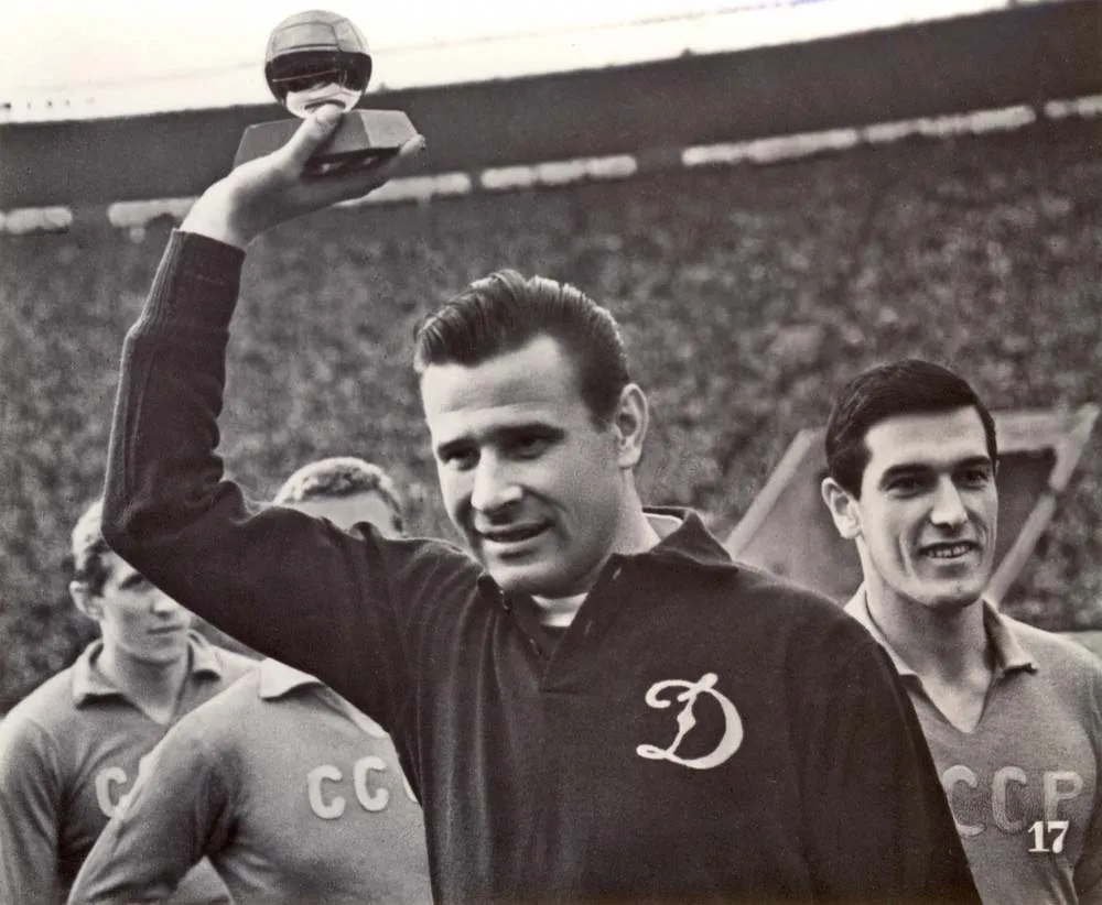 lev-yashin-with-golden-ball-1964