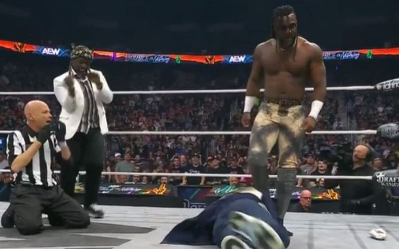 anarchy-in-the-arena-erupts-into-violent-display-at-aew-double-or-nothing-2025-42