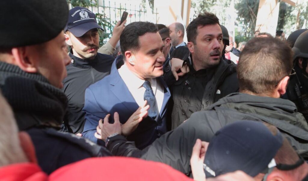 adonis-georgiadis-gia-ta-epeisodia-sto-nosokomeio-nikaias-den-eimai-o-thutis-alla-to-thuma-tis-vias-deite-olo-to-peristatiko-apo-tin-arhi-video